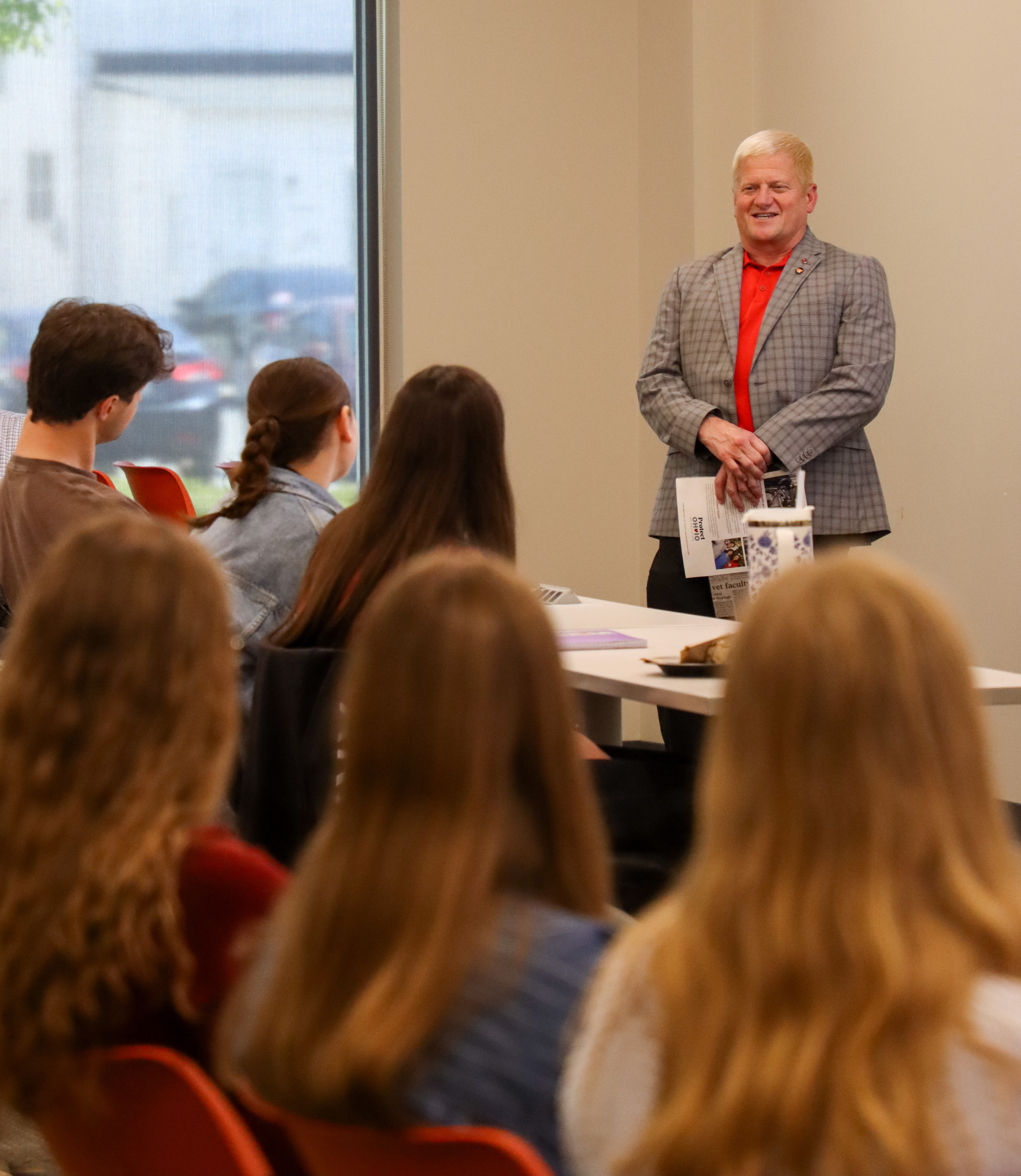 Dean Rustin Moore stands in front of audience of pre-veterinary students