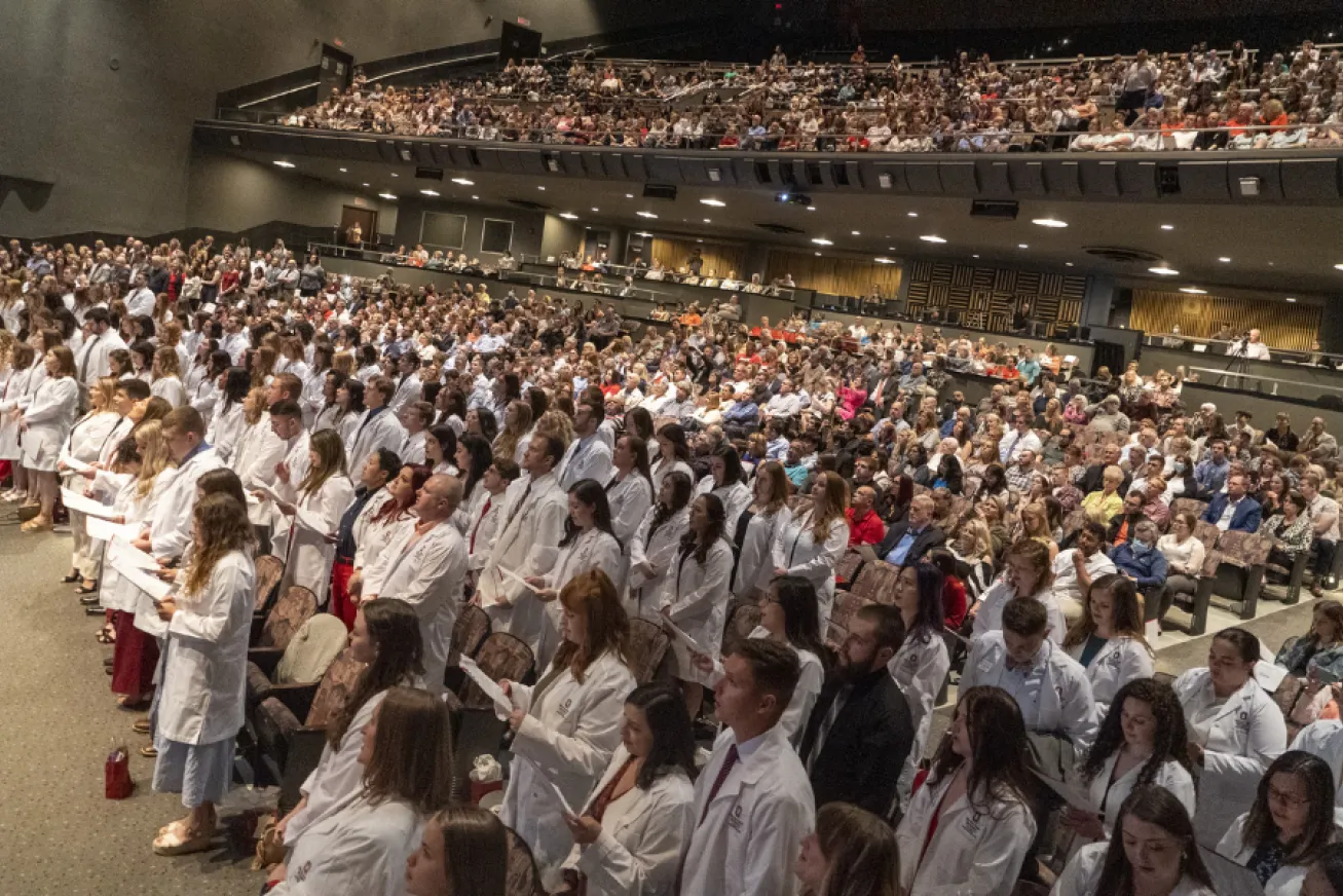Students reciting the veterinary oath at white coat ceremony